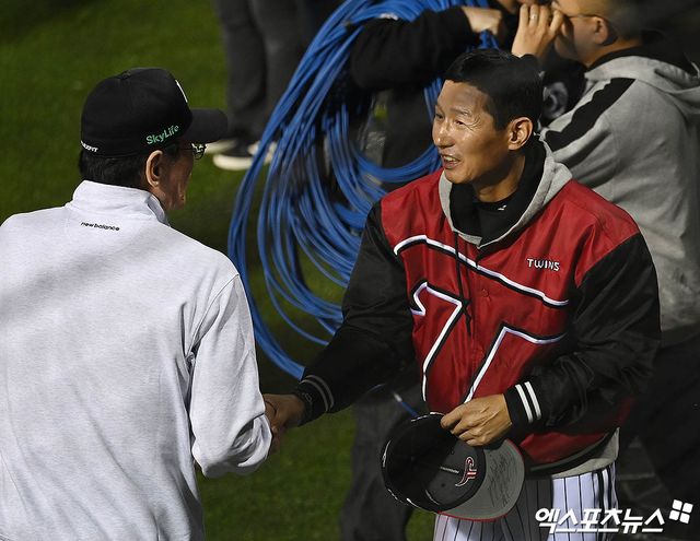 염경엽(오른쪽) LG 트윈스 감독이 지난해 KBO 포스트시즌 준플레이오프 종료 후 이강철 KT 감독에게 인사하는 모습. 사진 엑스포츠뉴스 DB