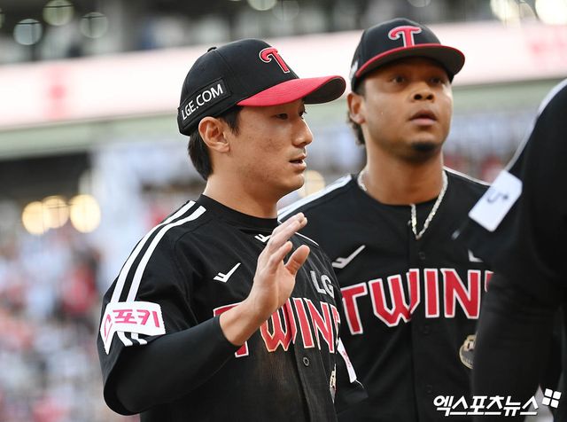 LG 내야수 신민재(왼쪽 첫 번째)는 29일 창원 NC파크에서 열릴 '2025 신한 SOL Bank KBO 리그' NC와 정규시즌 2차전에서 2번타자 2루수로 선발 출전한다. 직전 경기(28일 창원 NC전) 2안타 3타점으로 활약했다. 엑스포츠뉴스 DB