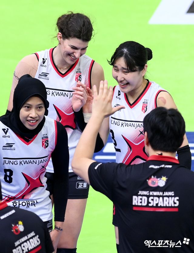 22일 오후 경기도 수원실내체육관에서 열린 ‘도드람 2024-2025 V-리그’ 현대건설과 정관장의 경기, 정관장 부키리치, 염혜선이 미소를 짓고 있다. 엑스포츠뉴스 DB
