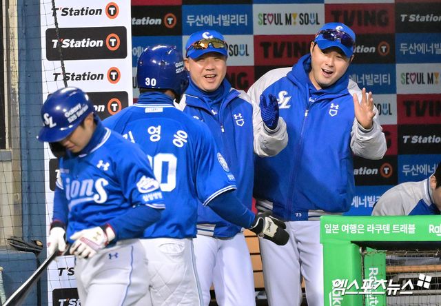 29일 오후 서울 송파구 잠실야구장에서 열린 '2025 신한 SOL Bank KBO리그' 삼성 라이온즈와 두산 베어스의 경기, 7회초 무사 1,3루 삼성 김영웅이 류지혁의 1타점 적시타때 득점에 성공한 후 박진만 감독과 하이파이브를 하고 있다. 잠실, 김한준 기자