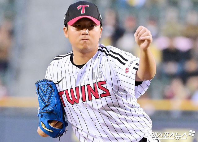 LG 투수 송승기는 27일 잠실구장에서 열린 '2025 신한 SOL Bank KBO 리그' 한화와 정규시즌 3차전 맞대결에서 선발 등판했다. 최고 구속 시속 150㎞ 강속구를 앞세워 최종 성적 7이닝 무실점을 기록. 생애 첫 선발 등판부터 확실한 눈도장을 찍었다. 엑스포츠뉴스 DB