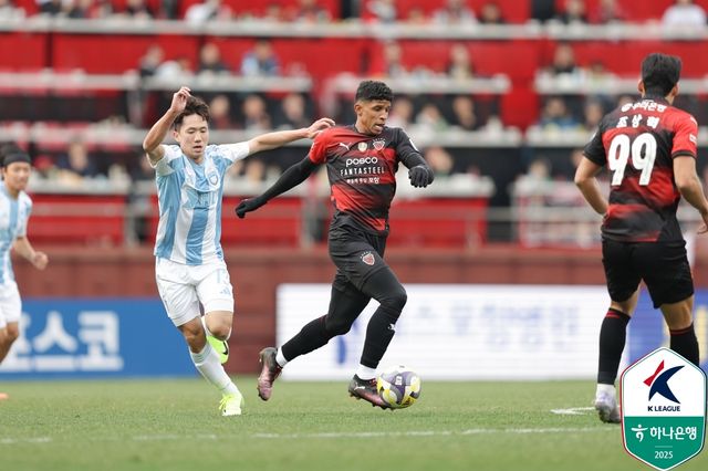 포항이 29일 포항스틸야드에서 열린 울산과의 '하나은행 K리그1 2025' 6라운드 '동해안더비' 맞대결에서 1-0으로 승리했다.&nbsp; 1만 2656명의 구름관중이 영상 11도의 추운 날씨 속에도 경기장을 찾은 가운데, 포항이 시즌 초반 부진을 씻어내고 라이벌 울산을 잡으며 2연승을 달렸다. 반면 울산은 A매치 휴식기 이후 첫 경기에서 쉽사리 포항을 뚫지 못했다.&nbsp;한국프로축구연맹