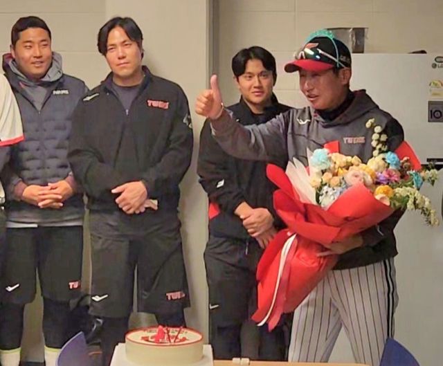 염경엽 LG 감독(왼쪽 네 번째)은 29일 창원 NC파크에서 열릴 '2025 신한 SOL Bank KBO 리그' NC와 정규시즌 2차전을 앞두고 선수단에 생일 축하를 받았다. 사령탑은 선수단이 값진 승리로 생일 선물을 해주길 원했다. LG 트윈스