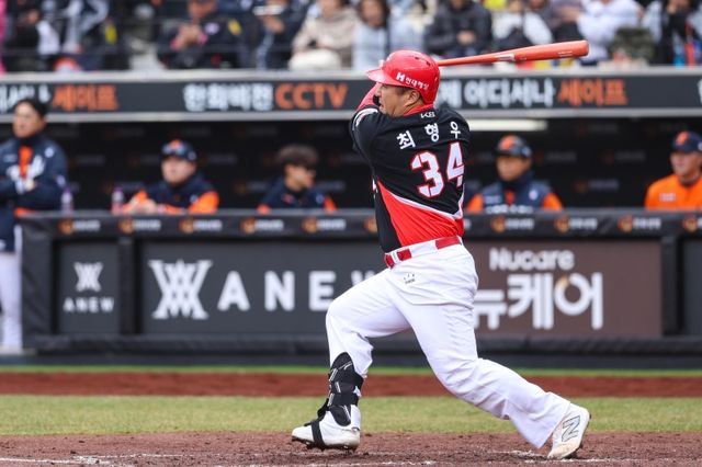 29일 대전한화생명 볼파크에서 열린 2025 신한 SOL Bank KBO리그 KIA 타이거즈와 한화 이글스의 경기, KIA 최형우가 타격을 하고 있다. KIA 타이거즈
