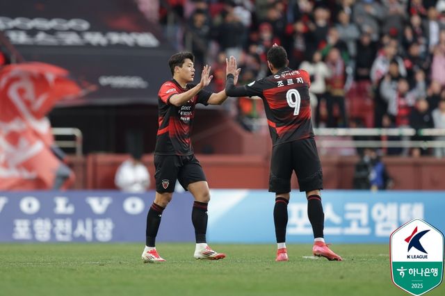 포항이 29일 포항스틸야드에서 열린 울산과의 '하나은행 K리그1 2025' 6라운드 '동해안더비' 맞대결에서 1-0으로 승리했다.&nbsp; 1만 2656명의 구름관중이 영상 11도의 추운 날씨 속에도 경기장을 찾은 가운데, 포항이 시즌 초반 부진을 씻어내고 라이벌 울산을 잡으며 2연승을 달렸다. 반면 울산은 A매치 휴식기 이후 첫 경기에서 쉽사리 포항을 뚫지 못했다.&nbsp;한국프로축구연맹