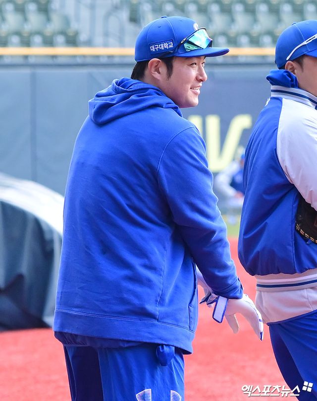 29일 오후 서울 송파구 잠실야구장에서 열리는 '2025 신한 SOL Bank KBO리그' 삼성 라이온즈와 두산 베어스의 경기, 삼성 박병호가 훈련을 위해 그라운드로 나오고 있다. 잠실, 김한준 기자