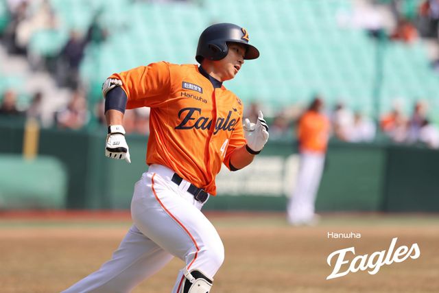 28일 대전 한화생명 볼파크에서 열린 2025 신한 SOL Bank KBO리그 기아 타이거즈와 한화 이글스의 경기, 한화가 7-2 역전승을 거두고 4연패를 끊었다. 이날 좌익수 겸 2번타자로 선발 출전한 최인호는 2-2 동점이던 7회초 2사 만루 상황 몸에 맞는 공으로 결승타의 주인공이 됐다. 한화 이글스