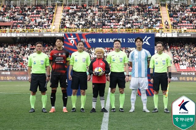 포항이 29일 포항스틸야드에서 열린 울산과의 '하나은행 K리그1 2025' 6라운드 '동해안더비' 맞대결에서 1-0으로 승리했다.&nbsp; 1만 2656명의 구름관중이 영상 11도의 추운 날씨 속에도 경기장을 찾은 가운데, 포항이 시즌 초반 부진을 씻어내고 라이벌 울산을 잡으며 2연승을 달렸다. 반면 울산은 A매치 휴식기 이후 첫 경기에서 쉽사리 포항을 뚫지 못했다.&nbsp;한국프로축구연맹