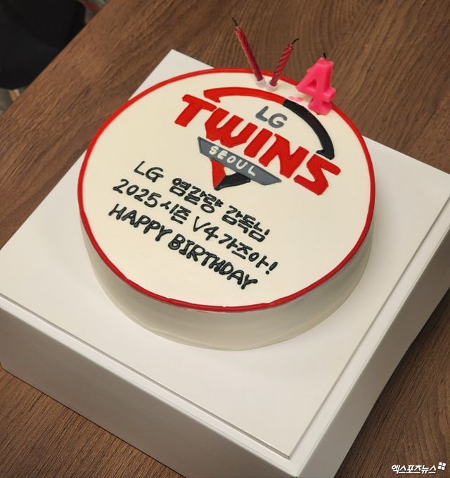 ​​염경엽 LG 감독이 선수단에 받은 케이크 선물. 창원, 박정현 기자