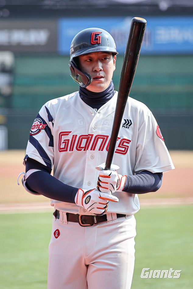 롯데 자이언츠 내야수 나승엽이 29일 부산 사직야구장에서 열린 2025 신한 SOL Bank KBO리그 KT 위즈와의 팀 간 2차전에 5번타자 겸 1루수로 선발출전, 시즌 1호 홈런을 기록했다. 사진 롯데 자이언츠