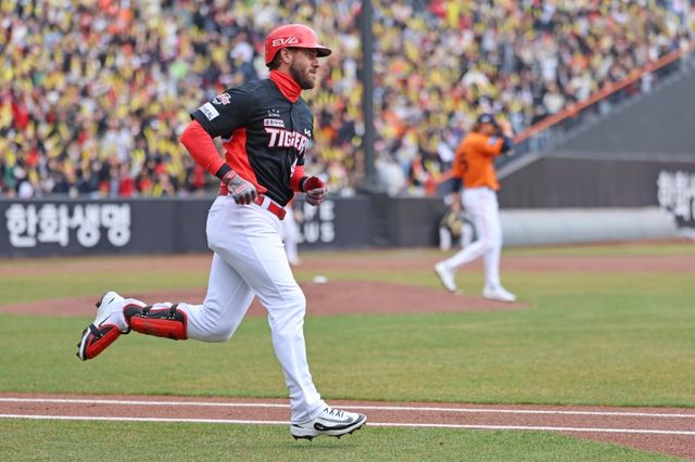 29일 대전한화생명 볼파크에서 열린 2025 신한 SOL Bank KBO리그 KIA 타이거즈와 한화 이글스의 경기, KIA 패트릭 위즈덤이 홈런을 날린 후 그라운드를 돌고 있다. KIA 타이거즈