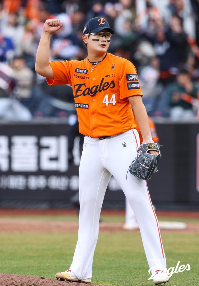 29일 대전 한화생명 볼파크에서 열린 2025 신한 SOL Bank KBO리그 KIA 타이거즈와 한화 이글스의 경기, 5-4로 앞선 9회초 등판한 김서현은 1이닝 무실점으로 승리를 지키고 시즌 첫 세이브이자 신구장 첫 세이브를 달성했다. 한화 이글스