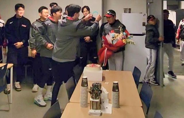 염경엽 LG 감독은 29일 창원 NC파크에서 열릴 '2025 신한 SOL Bank KBO 리그' NC와 정규시즌 2차전을 앞두고 선수단에 생일 축하를 받았다. 사령탑은 선수단이 값진 승리로 생일 선물을 해주길 원했다. LG 트윈스