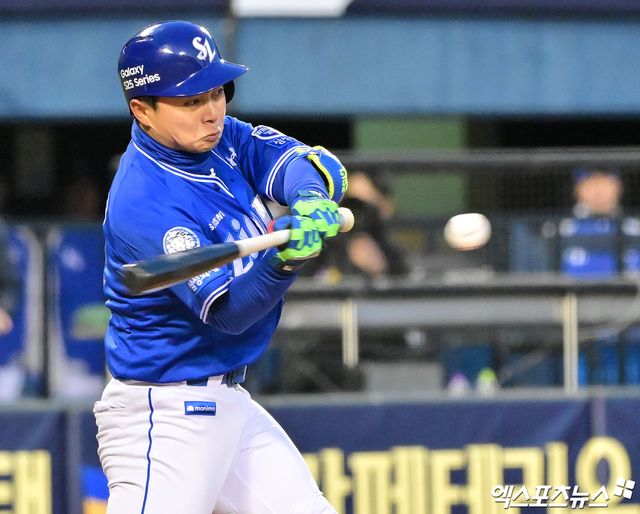 29일 오후 서울 송파구 잠실야구장에서 열린 '2025 신한 SOL Bank KBO리그' 삼성 라이온즈와 두산 베어스의 경기, 7회초 무사 2,3루 삼성 김헌곤이 1타점 적시타를 날리고 있다. 잠실, 김한준 기자