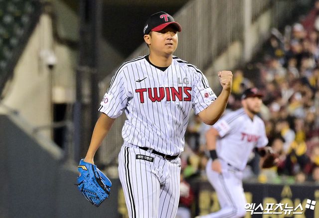 LG 투수 송승기는 27일 잠실구장에서 열린 '2025 신한 SOL Bank KBO 리그' 한화와 정규시즌 3차전 맞대결에서 선발 등판했다. 최고 구속 시속 150㎞ 강속구를 앞세워 최종 성적 7이닝 무실점을 기록. 생애 첫 선발 등판부터 확실한 눈도장을 찍었다. 엑스포츠뉴스 DB