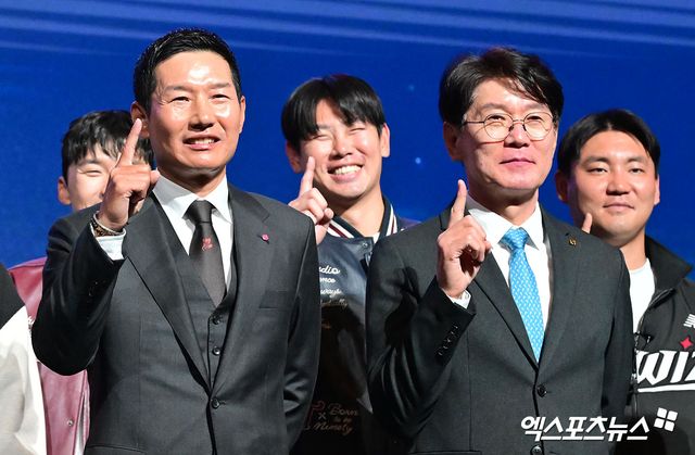 지난 20일 2025 KBO리그 개막 미디어데이에 참석했던 이강철(오른쪽) KT 위즈 감독과 염경염 LG 트윈스 감독. 사진 엑스포츠뉴스 DB