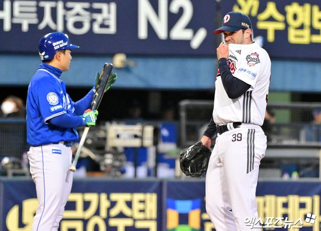 29일 오후 서울 송파구 잠실야구장에서 열린 '2025 신한 SOL Bank KBO리그' 삼성 라이온즈와 두산 베어스의 경기, 7회초 무사 만루 두산 잭 로그가 폭투로 실점을 한 후 아쉬워하고 있다. 잠실, 김한준 기자