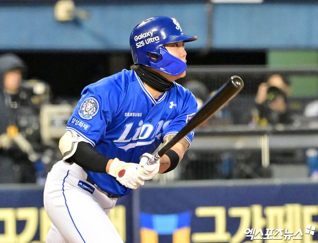 29일 오후 서울 송파구 잠실야구장에서 열린 '2025 신한 SOL Bank KBO리그' 삼성 라이온즈와 두산 베어스의 경기, 7회초 무사 1,3루 삼성 류지혁이 1타점 적시타를 날리고 있다. 잠실, 김한준 기자