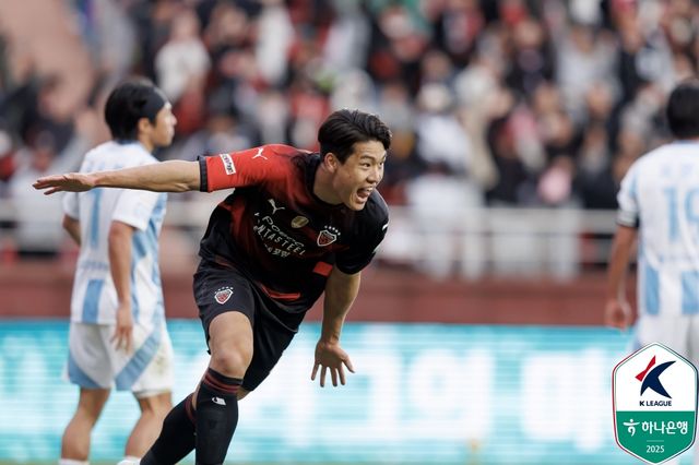 포항이 29일 포항스틸야드에서 열린 울산과의 '하나은행 K리그1 2025' 6라운드 '동해안더비' 맞대결에서 1-0으로 승리했다.&nbsp; 1만 2656명의 구름관중이 영상 11도의 추운 날씨 속에도 경기장을 찾은 가운데, 포항이 시즌 초반 부진을 씻어내고 라이벌 울산을 잡으며 2연승을 달렸다. 반면 울산은 A매치 휴식기 이후 첫 경기에서 쉽사리 포항을 뚫지 못했다.&nbsp;한국프로축구연맹