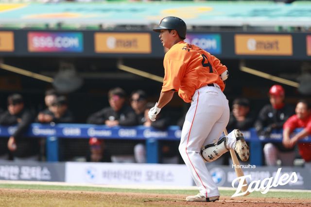 28일 대전 한화생명 볼파크에서 열린 2025 신한 SOL Bank KBO리그 기아 타이거즈와 한화 이글스의 경기, 한화가 7-2 역전승을 거두고 4연패를 끊었다. 이날 좌익수 겸 2번타자로 선발 출전한 최인호는 2-2 동점이던 7회초 2사 만루 상황 몸에 맞는 공으로 결승타의 주인공이 됐다. 한화 이글스