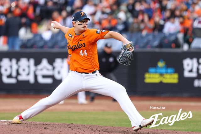 29일 대전 한화생명 볼파크에서 열린 2025 신한 SOL Bank KBO리그 KIA 타이거즈와 한화 이글스의 경기, 5-4로 앞선 9회초 등판한 김서현은 1이닝 무실점으로 승리를 지키고 시즌 첫 세이브이자 신구장 첫 세이브를 달성했다. 한화 이글스