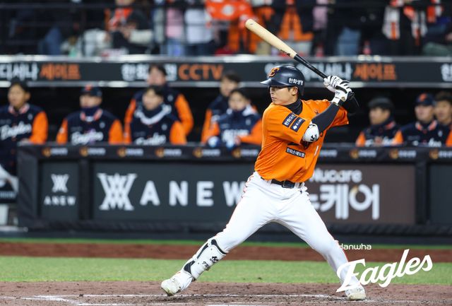28일 대전 한화생명 볼파크에서 열린 2025 신한 SOL Bank KBO리그 기아 타이거즈와 한화 이글스의 경기, 한화가 7-2 역전승을 거두고 4연패를 끊었다. 이날 좌익수 겸 2번타자로 선발 출전한 최인호는 2-2 동점이던 7회초 2사 만루 상황 몸에 맞는 공으로 결승타의 주인공이 됐다. 한화 이글스