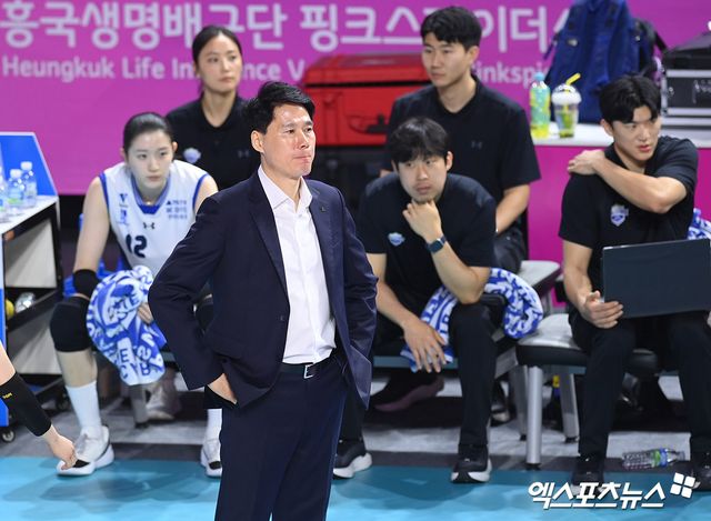 6일 오후 인천 부평구 삼산월드체육관 열린 ‘도드람 2024-2025 V-리그’ 흥국생명과 현대건설의 경기, 현대건설 강성형 감독이 경기를 지켜보고 있다. 엑스포츠뉴스 DB