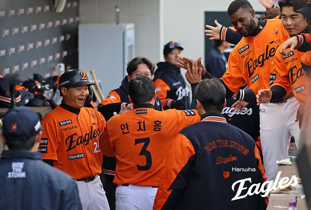 한화 이글스는 29일 대전 한화생명 볼파크에서 열린 2025 신한 SOL Bank KBO리그 KIA 타이거즈와의 홈경기에서 5-4 역전승을 거두고 2연승을 달성했다. 8회말 대타로 들어선 안치홍은 역전 2타점 적시타로 팀 승리를 이끌었다. 한화 이글스