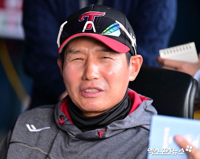 염경엽 LG 감독은 29일 창원 NC파크에서 열릴 '2025 신한 SOL Bank KBO 리그' NC와 정규시즌 2차전을 앞두고 선수단에 생일 축하를 받았다. 사령탑은 선수단이 값진 승리로 생일 선물을 해주길 원했다. 엑스포츠뉴스 DB