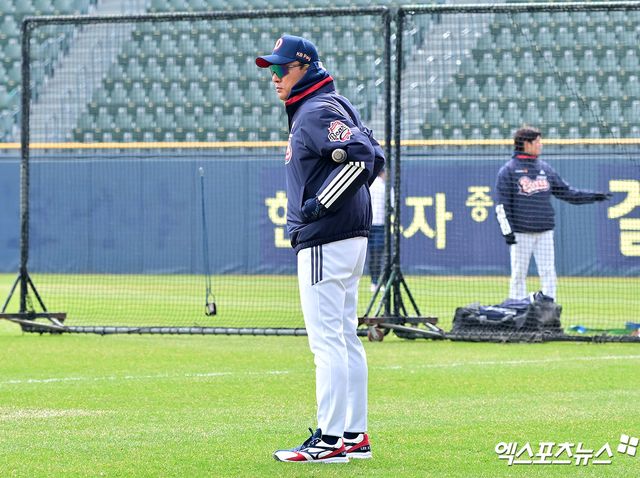 29일 오후 서울 송파구 잠실야구장에서 열리는 '2025 신한 SOL Bank KBO리그' 삼성 라이온즈와 두산 베어스의 경기, 두산 이승엽 감독이 선수들의 훈련을 지켜보고 있다. 잠실, 김한준 기자
