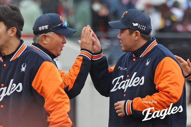 한화 이글스는 29일 대전 한화생명 볼파크에서 열린 2025 신한 SOL Bank KBO리그 KIA 타이거즈와의 홈경기에서 5-4 역전승을 거두고 2연승을 달성했다. 8회말 대타로 들어선 안치홍은 역전 2타점 적시타로 팀 승리를 이끌었다. 한화 이글스