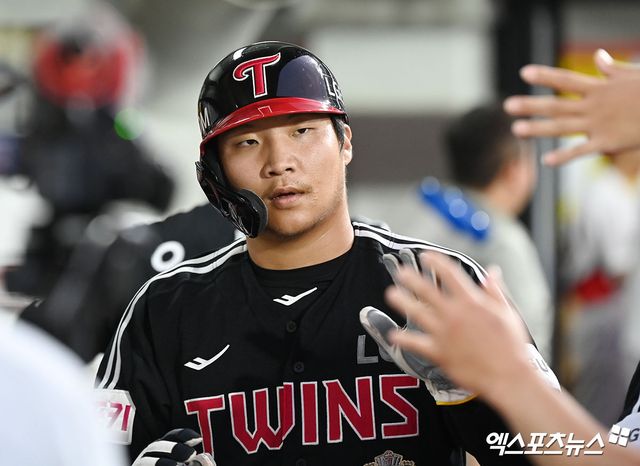 LG 내야수 문보경은 29일 창원 NC파크에서 열린 '2025 신한 SOL Bank KBO 리그' NC와 정규시즌 2차전에서 4번타자 3루수로 선발 출전했다. 5회초 홈런을 터트린 뒤 어깨 통증 탓에 곧바로 교체됐다. 엑스포츠뉴스 DB