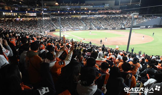 28일 오후 대전한화생명볼파크에서 열린 '2025 신한 SOL Bank KBO리그' 한화 이글스와 KIA 타이거즈의 경기, 만원 관중이 경기를 관람하고 있다. 엑스포츠뉴스DB