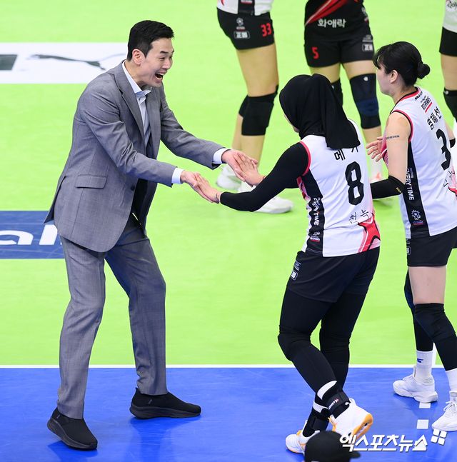 22일 오후 경기도 수원실내체육관에서 열린 ‘도드람 2024-2025 V-리그’ 현대건설과 정관장의 경기, 정관장 고희진 감독, 메가가 득점한 뒤 기뻐하고 있다. 엑스포츠뉴스 DB