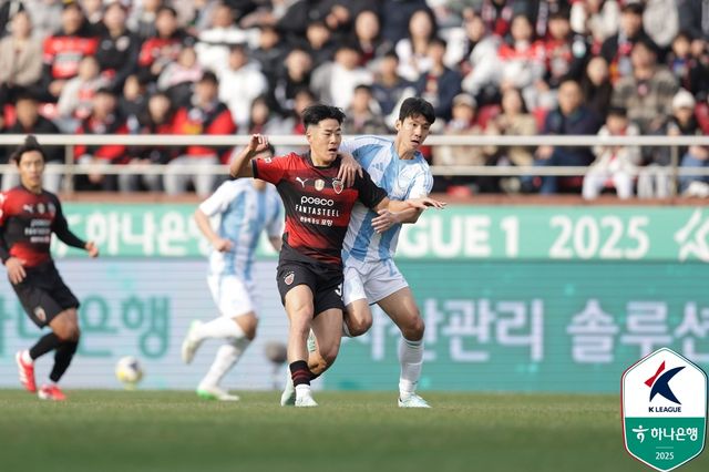 포항이 29일 포항스틸야드에서 열린 울산과의 '하나은행 K리그1 2025' 6라운드 '동해안더비' 맞대결에서 1-0으로 승리했다.&nbsp; 1만 2656명의 구름관중이 영상 11도의 추운 날씨 속에도 경기장을 찾은 가운데, 포항이 시즌 초반 부진을 씻어내고 라이벌 울산을 잡으며 2연승을 달렸다. 반면 울산은 A매치 휴식기 이후 첫 경기에서 쉽사리 포항을 뚫지 못했다.&nbsp;한국프로축구연맹