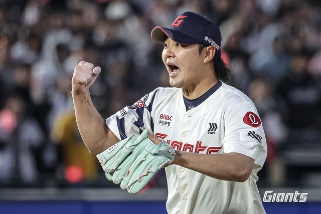 롯데 자이언츠 투수 정철원이 29일 부산 사직야구장에서 열린 2025 신한 SOL Bank KBO리그 KT와의 팀 간 2차전에서 7회초 1이닝 무실점을 기록한 뒤 포효하고 있다. 사진 롯데 자이언츠