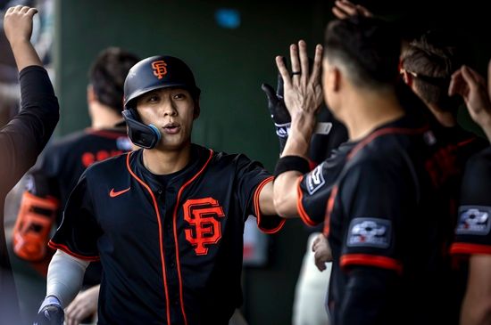 샌프란시스코 자이언츠 외야수 이정후가 30일 열린 신시내티 원정 경기에 선발 출전해 4타수 1안타 1타점 1도루를 기록했다. 이정후는 3회 초 1사 3루 기회에서 우전 적시타를 날린 뒤 2루 도루까지 성공했다. 샌프란시스코는 선발 투수 벌런데를 내세웠지만, 한 점 차 패배로 시즌 첫 패를 떠안았다. AP 연합뉴스