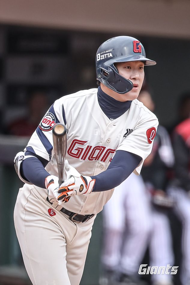 롯데 자이언츠 내야수 나승엽이 29일 부산 사직야구장에서 열린 2025 신한 SOL Bank KBO리그 KT와의 팀 간 2차전에서 2025 시즌 1호 홈런을 기록했다. 사진 롯데 자이언츠