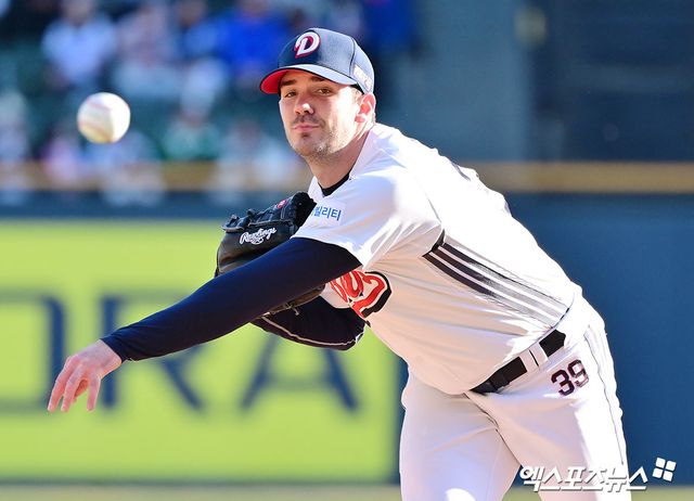 29일 오후 서울 송파구 잠실야구장에서 열린 '2025 신한 SOL Bank KBO리그' 삼성 라이온즈와 두산 베어스의 경기, 1회초 두산 선발투수 잭로그가 공을 힘차게 던지고 있다. 잠실, 김한준 기자