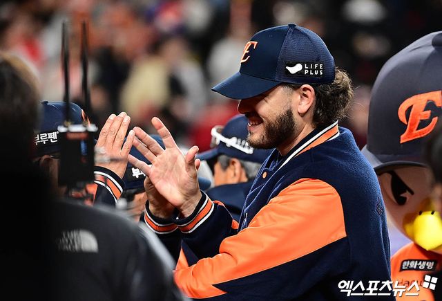 28일 오후 대전한화생명볼파크에서 열린 '2025 신한 SOL Bank KBO리그' 한화 이글스와 KIA 타이거즈의 경기, 한화가 선발투수 폰세의 7이닝 2실점 호투와 타선의 활약에 힘입어 7:2의 스코어로 승리하며 4연패를 끊어냈다. 경기 종료 후 한화 폰세가 코칭스태프와 하이파이브를 나누고 있다. 대전, 박지영 기자