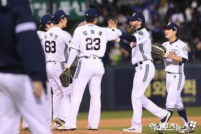 28일 오후 서울 송파구 잠실야구장에서 열린 '2025 신한 SOL Bank KBO리그' 삼성 라이온즈와 두산 베어스의 경기, 강승호의 2타점 적시타에 힘입어 2:0 홈 개막에서 승리를 거뒀다. 이날 경기를 마친 선수들이 기뻐하고 있다. 잠실, 고아라 기자