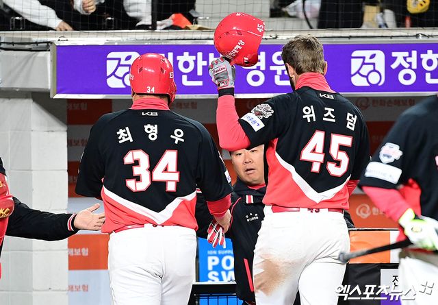 28일 오후 대전한화생명볼파크에서 열린 '2025 신한 SOL Bank KBO리그' 한화 이글스와 KIA 타이거즈의 경기, 4회초 1사 3루 KIA 위즈덤이 1타점 희생플라이를 때려낸 뒤 득점을 올린 최형우와 함께 더그아웃으로 향하며 이범호 감독과 하이파이브를 나누고 있다. 엑스포츠뉴스DB