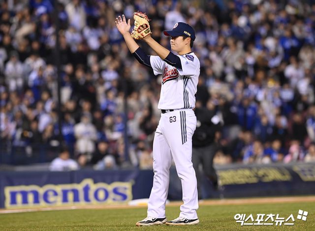 28일 오후 서울 송파구 잠실야구장에서 열린 '2025 신한 SOL Bank KBO리그' 삼성 라이온즈와 두산 베어스의 경기, 강승호의 2타점 적시타에 힘입어 2:0 홈 개막에서 승리를 거뒀다. 두산 김택연이 승리한 뒤 기뻐하고 있다. 잠실, 고아라 기자