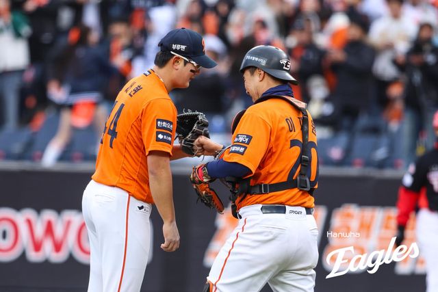 29일 대전 한화생명 볼파크에서 열린 2025 신한 SOL Bank KBO리그 KIA 타이거즈와 한화 이글스의 경기, 5-4로 앞선 9회초 등판한 김서현은 1이닝 무실점으로 승리를 지키고 시즌 첫 세이브이자 신구장 첫 세이브를 달성했다. 한화 이글스