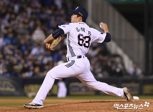 28일 오후 서울 송파구 잠실야구장에서 열린 '2025 신한 SOL Bank KBO리그' 삼성 라이온즈와 두산 베어스의 경기, 8회초 두산 김택연이 공을 힘차게 던지고 있다. 잠실, 고아라 기자