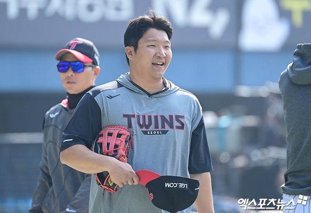 LG 내야수 문보경은 29일 창원 NC파크에서 열린 '2025 신한 SOL Bank KBO 리그' NC와 정규시즌 2차전에서 4번타자 3루수로 선발 출전했다. 5회초 홈런을 터트린 뒤 어깨 통증 탓에 곧바로 교체됐다. 엑스포츠뉴스 DB