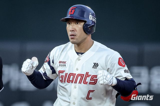 롯데 자이언츠 캡틴 전준우가 29일 부산 사직야구장에서 열린 2025 신한 SOL Bank KBO리그 KT와의 팀 간 2차전에서 5회말 결승 1타점 2루타를 기록했다. 사진 롯데 자이언츠