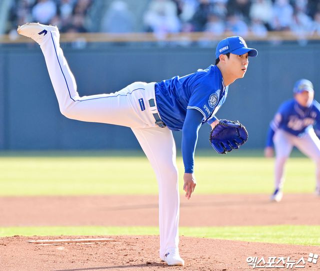 29일 오후 서울 송파구 잠실야구장에서 열린 '2025 신한 SOL Bank KBO리그' 삼성 라이온즈와 두산 베어스의 경기, 1회말 삼성 선발투수 원태인이 공을 힘차게 던지고 있다. 잠실, 김한준 기자