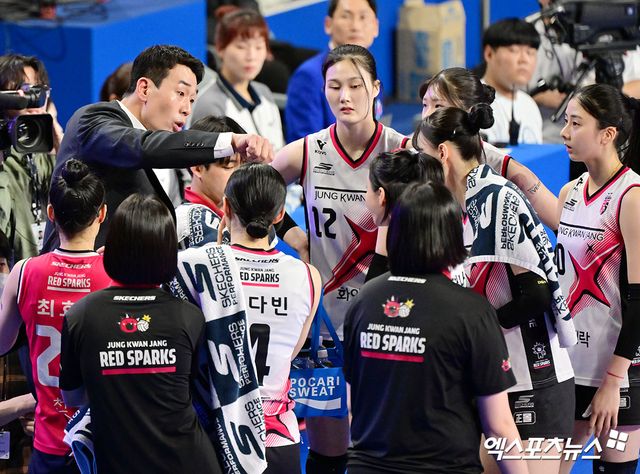 5일 오후 경기도 화성 종합실내체육관에 열린 ‘도드람 2024-2025 V-리그’ IBK 기업은행과 정관장의 경기, 정관장 고희진 감독이 작전타임을 갖고 있다. 엑스포츠뉴스 DB