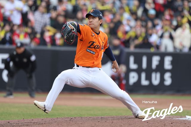 29일 대전한화생명 볼파크에서 열린 2025 신한 SOL Bank KBO리그 KIA 타이거즈와 한화 이글스의 경기, 한화 신인 권민규가 역투하고 있다. 한화 이글스